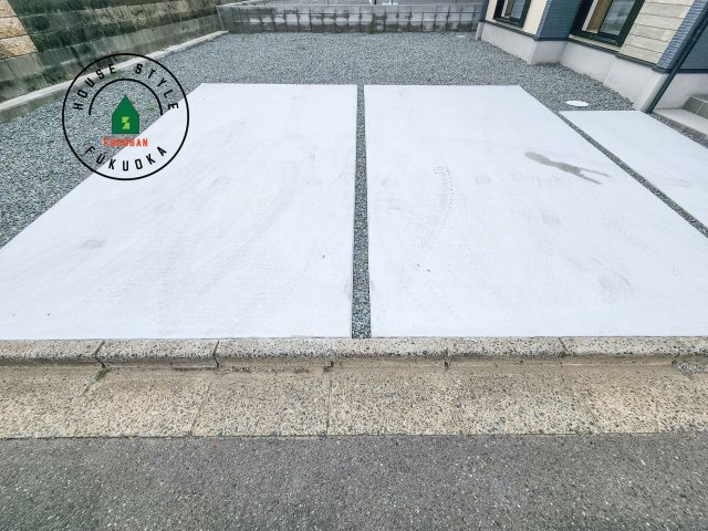 福津市津屋崎2丁目第3-2棟（1号棟）の駐車場|広々した駐車場になります。3台並列駐車となります。