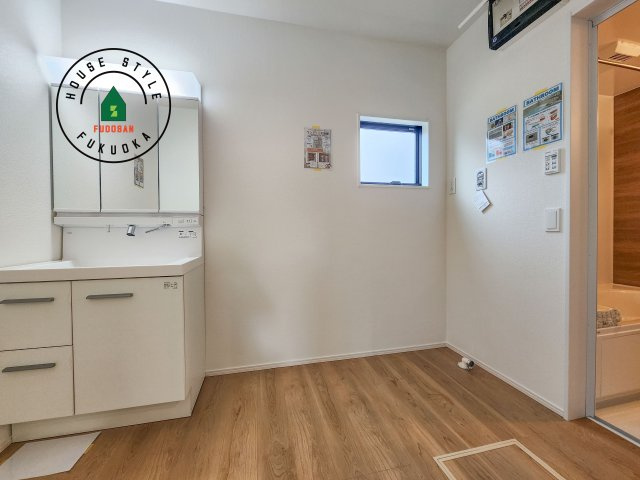 太宰府市通古賀5丁目第3-6棟(2号棟)の脱衣所|ゆとりの洗面スペースで朝の身支度もスムーズに。暮らしを快適に変えるシャワー付洗面台です！