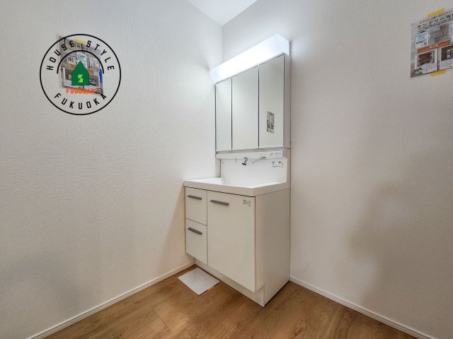 太宰府市通古賀5丁目第3-6棟(2号棟)の独立洗面台|毎日使うものだから清潔な空間を保ちたい水回り。洗面にはそんな願いを解消させてくれる収納アイデアが満載です。三面鏡の裏側にはキャビネットが現れ小物から背の高い物まで収納できます。