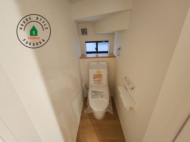 太宰府市通古賀5丁目第3-6棟(2号棟)のトイレ|温水洗浄便座を完備しております。2ヶ所にトイレがあるのは朝の慌ただしい時間も安心です。