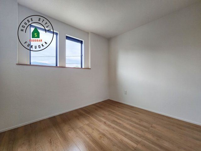 太宰府市通古賀5丁目第3-6棟(2号棟)の子供部屋|柔らかい陽光が差し込む明るいお部屋を演出する設計。彩光の取れる窓が気持ちの良いお部屋を創り上げます。