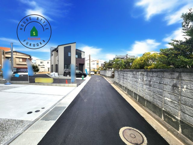 太宰府市通古賀5丁目第3-6棟(2号棟)の前面道路含む現地写真|前面道路は閑静な住宅地をはしる車通りの少ない道路。お車の出し入れが苦手なママや小さなお子様にも安心ですね。しっかり舗装もされているので、ベビーカーや自転車で通っても快適に通行できます。