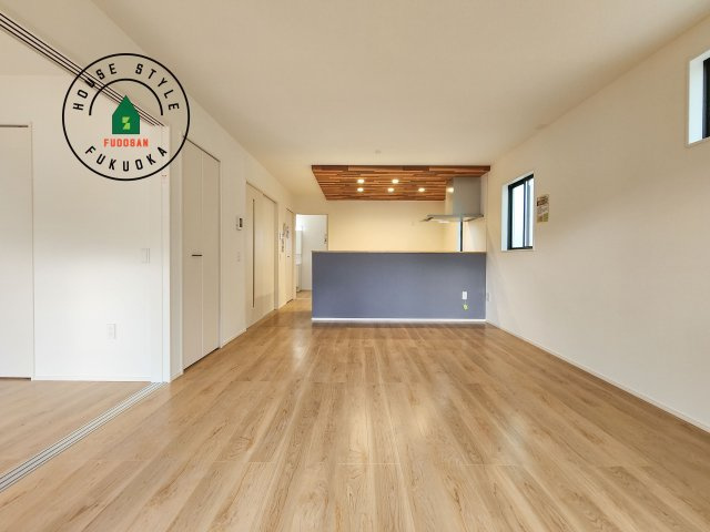 太宰府市通古賀5丁目第3-6棟(2号棟)の居間・リビング|ご家族を近くに感じられる対面キッチンのLDK。会話もはずみそうですね。