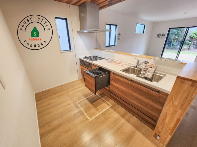 太宰府市通古賀5丁目第3-6棟(2号棟)のキッチン|ダイニングテーブルへの配膳がラクラク、お料理はかどるカウンター付きシステムキッチン！