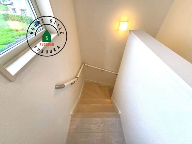 太宰府市通古賀5丁目第3-6棟(3号棟)の内観：施工例|階段からも明るい光が入ります。採光や通風も階段の重要な役割です。