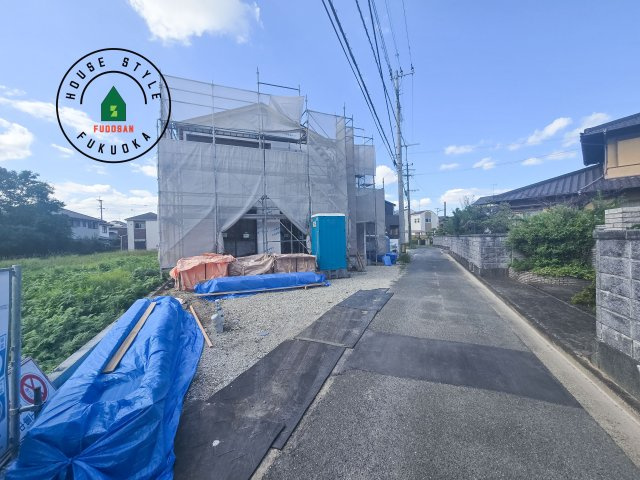 太宰府市通古賀5丁目第3-6棟(3号棟)の前面道路含む現地写真|前面道路は閑静な住宅地をはしる車通りの少ない道路。お車の出し入れが苦手なママや小さなお子様にも安心ですね。しっかり舗装もされているので、ベビーカーや自転車で通っても快適に通行できます。