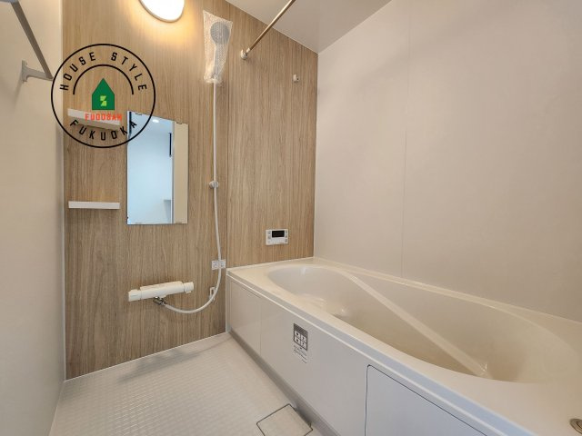 福津市津屋崎2丁目第3-2棟（2号棟）の浴室|1日の疲れを癒してくれる広々バスルーム。雨の日のお洗濯にも大活躍な浴室乾燥機付です！