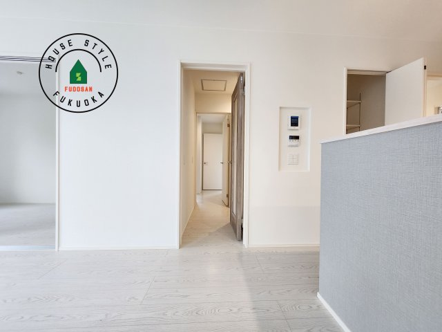 福津市津屋崎2丁目第3-2棟（2号棟）の内装|平屋はワンフロアしかないため、部屋と部屋の距離が近くなります。 生活音の緩衝材として廊下を活用するのがおすすめです。