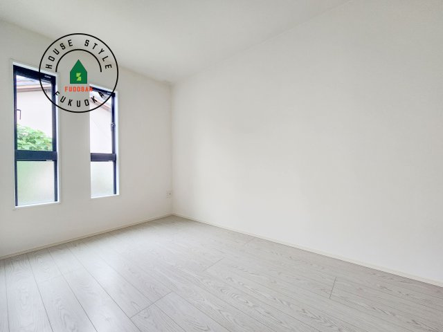 福津市津屋崎2丁目第3-2棟（2号棟）の子供部屋|柔らかい陽光が差し込む明るいお部屋を演出する設計。彩光の取れる窓が気持ちの良いお部屋を創り上げます。