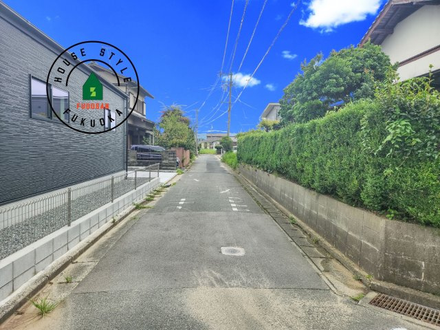 福津市津屋崎2丁目第3-2棟（2号棟）の前面道路含む現地写真|前面道路は閑静な住宅地をはしる車通りの少ない道路。お車の出し入れが苦手なママや小さなお子様にも安心ですね。しっかり舗装もされているので、ベビーカーや自転車で通っても快適に通行できます。