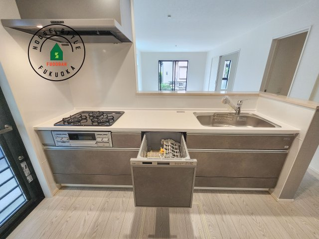 福津市津屋崎2丁目第3-2棟（2号棟）の設備|ビルトインタイプで、キッチンと同じカラーにすることにより一体感を持たせることができます。乾燥機能が備わっているため家事の時間が短縮できます。