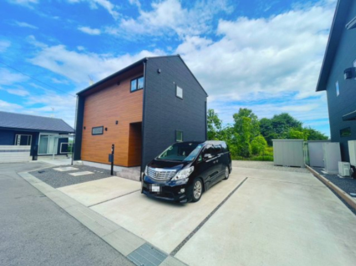 築浅積水施工中古住宅♪太陽光有の駐車場