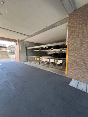 ライオンズマンション中津の駐車場