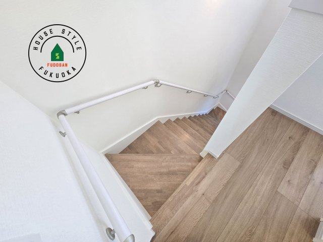 太宰府市青山2丁目第3-2棟(1号棟)の内装|階段からも明るい光が入ります。採光や通風も階段の重要な役割です。