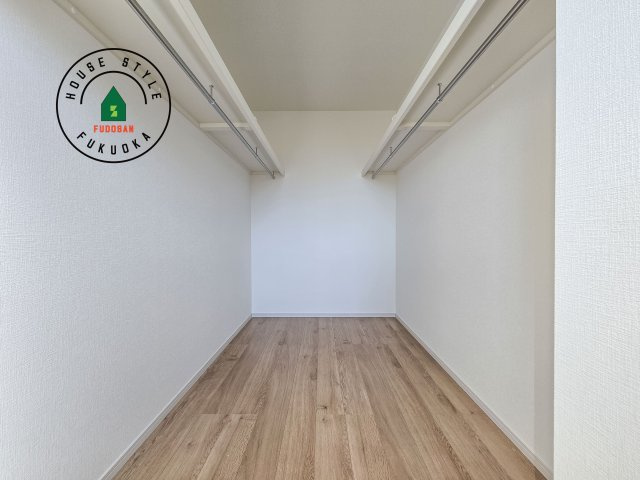 太宰府市青山2丁目第3-2棟(1号棟)の収納|洋服や大きな荷物が多い方や人数の多いご家族などは、一般的なクローゼットよりもウォークインクローゼットのほうが使い勝手が良いです。