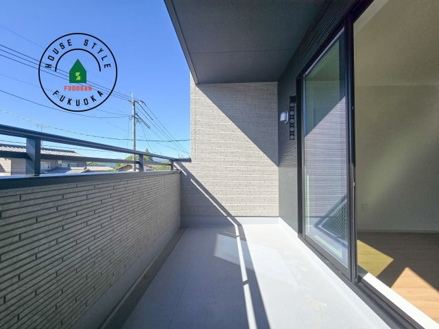 太宰府市青山2丁目第3-2棟(1号棟)のバルコニー|風をしっかりと感じられるバルコニーでは、毎日が洗濯日和です。広々としているので洗濯も楽しくなるでしょうし、気分転換にバルコニーからの眺めを楽しむのもいいでしょう。