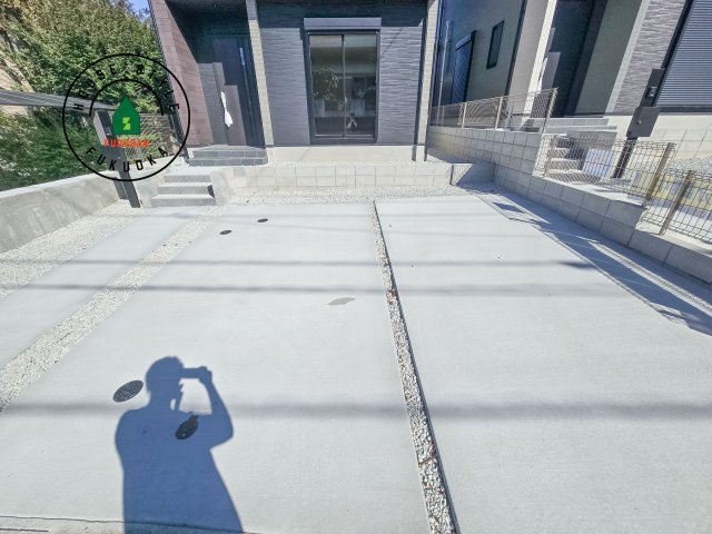 太宰府市青山2丁目第3-2棟(1号棟)の駐車場|広々した駐車場になります。3台並列駐車となります。