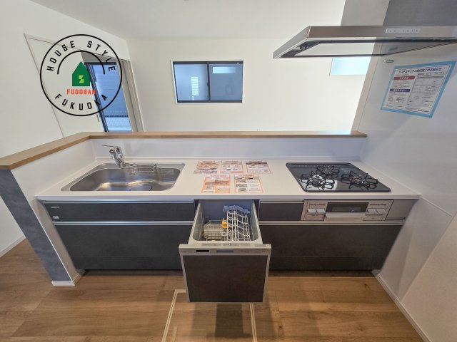 太宰府市青山2丁目第3-2棟(1号棟)の設備|ビルトインタイプで、キッチンと同じカラーにすることにより一体感を持たせることができます。乾燥機能が備わっているため家事の時間が短縮できます。