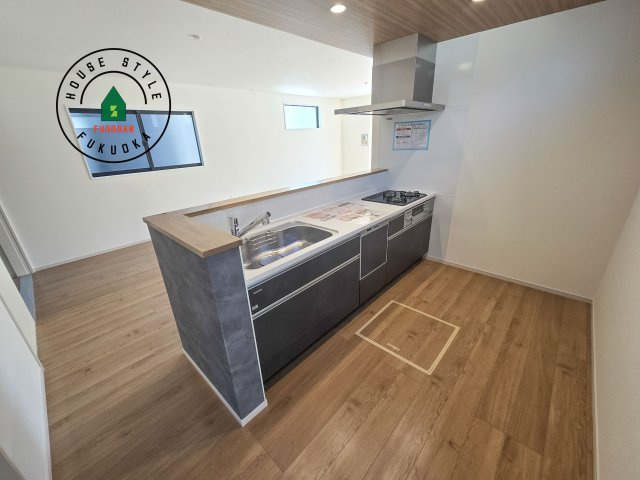 太宰府市青山2丁目第3-2棟(1号棟)のキッチン|ダイニングテーブルへの配膳がラクラク、お料理はかどるカウンター付きシステムキッチン！