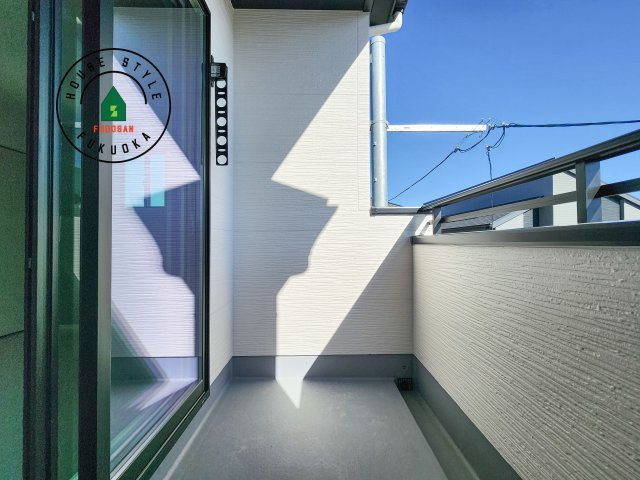 福岡市城南区友丘6丁目第3-4棟（1号棟）のバルコニー|風をしっかりと感じられるバルコニーでは、毎日が洗濯日和です。広々としているので洗濯も楽しくなるでしょうし、気分転換にバルコニーからの眺めを楽しむのもいいでしょう。