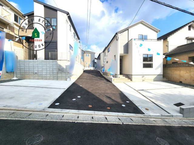 福岡市城南区友丘6丁目第3-4棟（1号棟）の前面道路含む現地写真|前面道路は閑静な住宅地をはしる車通りの少ない道路。お車の出し入れが苦手なママや小さなお子様にも安心ですね。しっかり舗装もされているので、ベビーカーや自転車で通っても快適に通行できます。