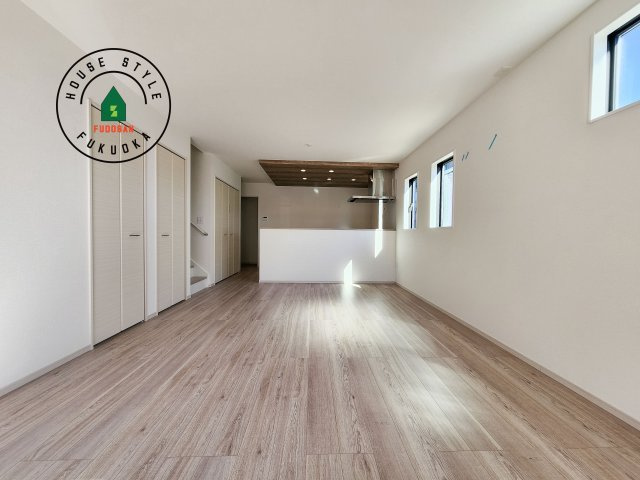 福岡市城南区友丘6丁目第3-4棟（1号棟）の居間・リビング|ご家族を近くに感じられる対面キッチンのLDK。会話もはずみそうですね。