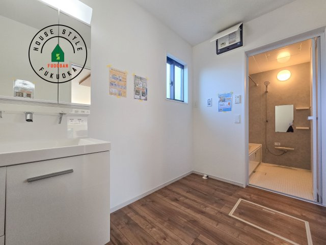 太宰府市青山2丁目第3-2棟(2号棟)の脱衣所|ゆとりの洗面スペースで朝の身支度もスムーズに。暮らしを快適に変えるシャワー付洗面台です！