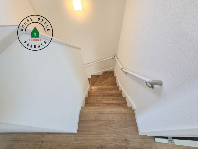 太宰府市青山2丁目第3-2棟(2号棟)の内装|階段からも明るい光が入ります。採光や通風も階段の重要な役割です。