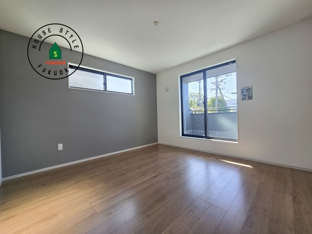 太宰府市青山2丁目第3-2棟(2号棟)の寝室|主寝室には収納力に優れたクローゼットがありますので、お部屋もすっきり片付きます。