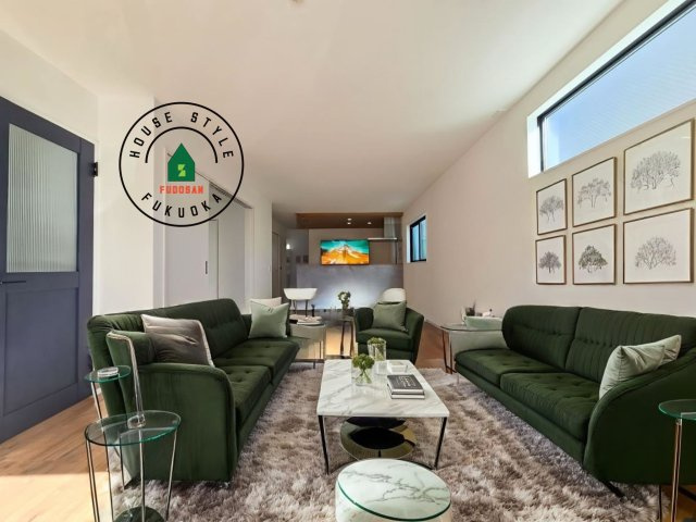 太宰府市青山2丁目第3-2棟(2号棟)の居間・リビング|多くの時間を過すことになるリビングだからこそ、いつも穏やかな空間・解放感が味わえ毎日が充実します。※家具はCGを合成したものです。