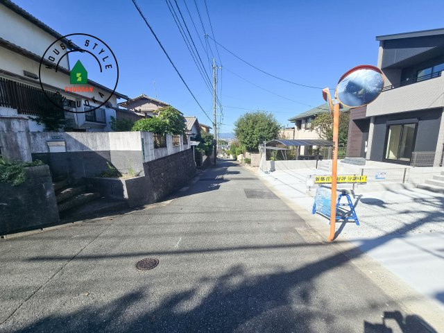 太宰府市青山2丁目第3-2棟(2号棟)の前面道路含む現地写真|前面道路は閑静な住宅地をはしる車通りの少ない道路。お車の出し入れが苦手なママや小さなお子様にも安心ですね。しっかり舗装もされているので、ベビーカーや自転車で通っても快適に通行できます。