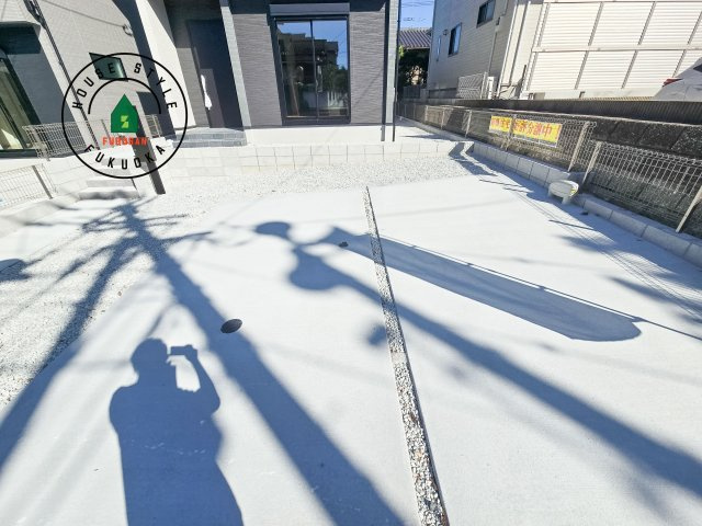 太宰府市青山2丁目第3-2棟(2号棟)の駐車場|広々した駐車場になります。3台並列駐車となります。