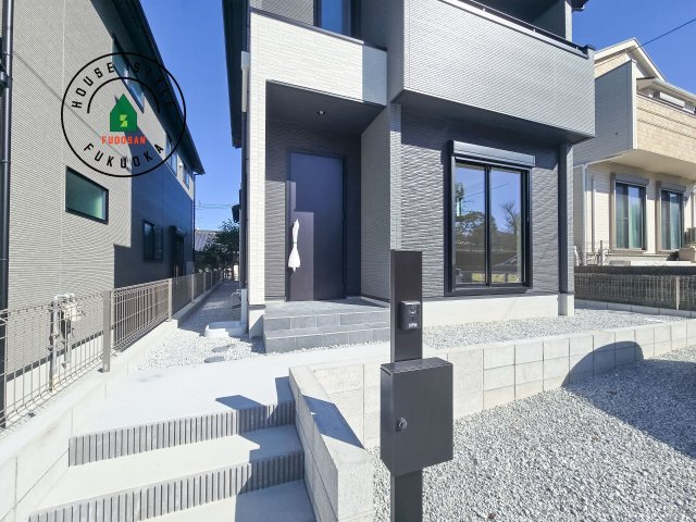 太宰府市青山2丁目第3-2棟(2号棟)の玄関|おでかけの時も帰った時も、「我が家」を最初に感じでもらえる素敵な空間に。