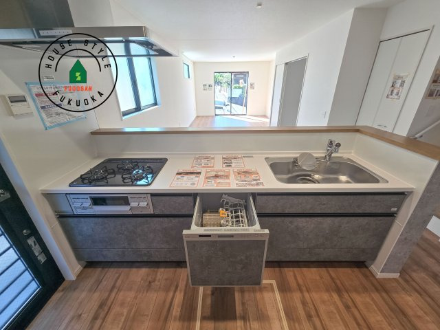 太宰府市青山2丁目第3-2棟(2号棟)の設備|ビルトインタイプで、キッチンと同じカラーにすることにより一体感を持たせることができます。乾燥機能が備わっているため家事の時間が短縮できます。