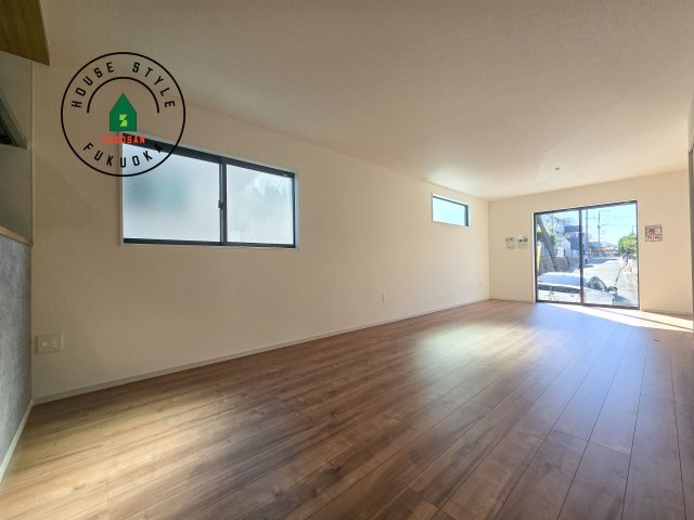 太宰府市青山2丁目第3-2棟(2号棟)の居間・リビング|ご家族を近くに感じられる対面キッチンのLDK。会話もはずみそうですね。