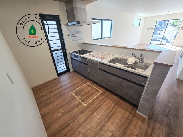 太宰府市青山2丁目第3-2棟(2号棟)のキッチン|ダイニングテーブルへの配膳がラクラク、お料理はかどるカウンター付きシステムキッチン！