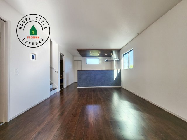 福岡市城南区友丘6丁目第3-4棟（3号棟）の居間・リビング|ご家族を近くに感じられる対面キッチンのLDK。会話もはずみそうですね。