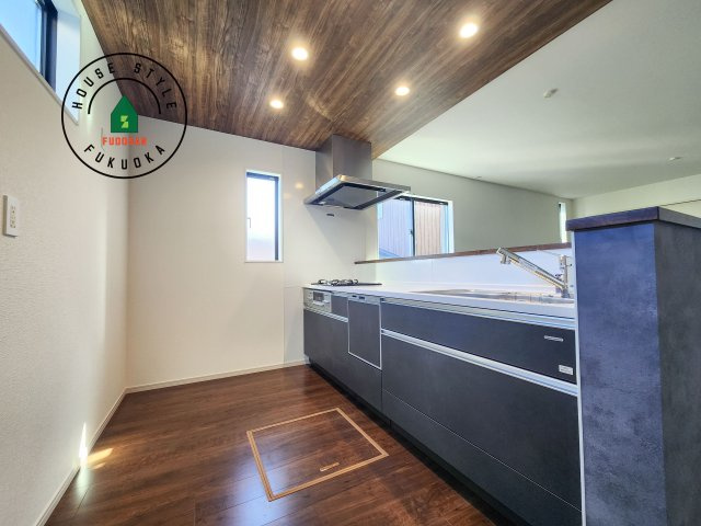 福岡市城南区友丘6丁目第3-4棟（3号棟）のキッチン|ダイニングテーブルへの配膳がラクラク、お料理はかどるカウンター付きシステムキッチン！