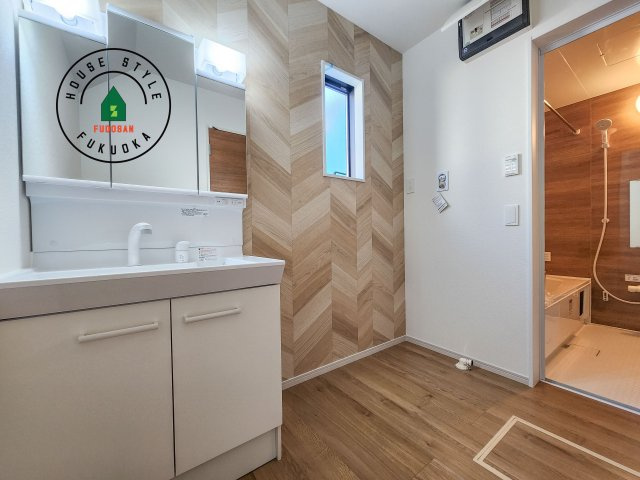 福岡市城南区友丘6丁目第3-4棟（4号棟）の脱衣所|ゆとりの洗面スペースで朝の身支度もスムーズに。暮らしを快適に変えるシャワー付洗面台です！
