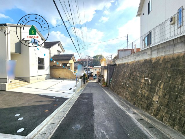 福岡市城南区友丘6丁目第3-4棟（4号棟）の前面道路含む現地写真|前面道路は閑静な住宅地をはしる車通りの少ない道路。お車の出し入れが苦手なママや小さなお子様にも安心ですね。しっかり舗装もされているので、ベビーカーや自転車で通っても快適に通行できます。