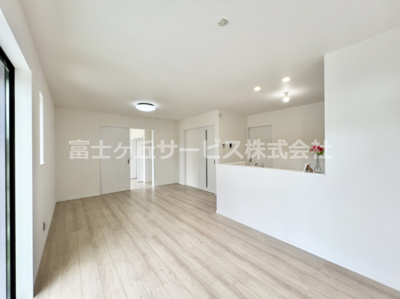 【居間・リビング】 | 御殿場市御殿場 新築一戸建て A号棟 | 16帖のリビングダイニングです