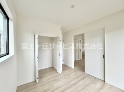 【洋室】 | 御殿場市御殿場 新築一戸建て A号棟 | リビング横の5帖の洋室です