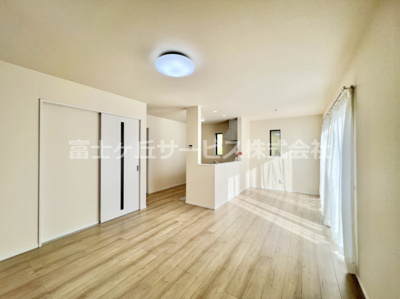 【居間・リビング】 | 沼津市西沢田 新築一戸建て B号棟 | 使いやすい居間です