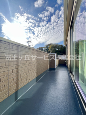 【バルコニー】 | 沼津市西沢田 新築一戸建て B号棟 | 暖かな日差しのふりそそぐバルコニー