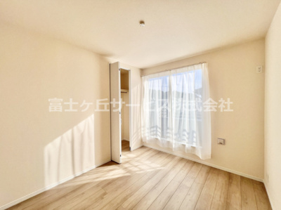 【洋室】 | 沼津市西沢田 新築一戸建て B号棟 | 5.25帖の洋室です