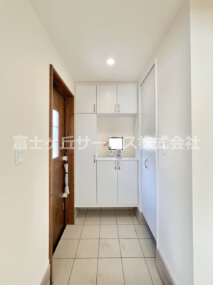 【玄関】 | 沼津市西沢田 新築一戸建て B号棟 | きれいな玄関です