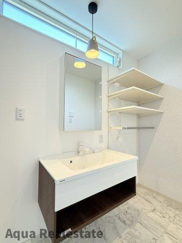 高松市円座町モデルハウスの独立洗面台|独立洗面台あり、毎朝おしゃれに忙しい女性の方におすすめです