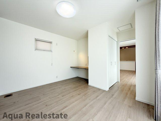 高松市円座町モデルハウスの寝室|開放的な寝室です