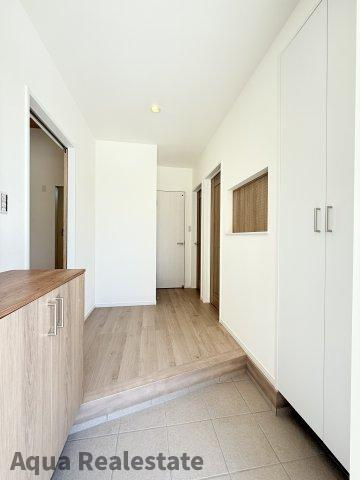 高松市円座町モデルハウスの玄関|明るい玄関です