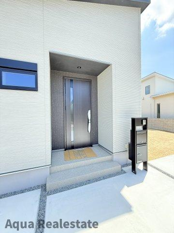 高松市円座町モデルハウスの玄関|落ち着いた玄関です